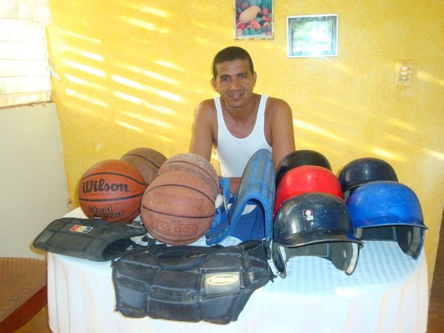 Entrenador recibiendo utiles deportivos donados por Sergio Gallobolo
