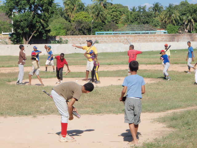 Niños en practicas de besibol